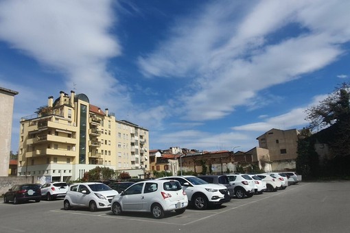 Parcheggio San Michele, dal 15 giugno si paga. Ma non dal venerdì alla domenica, confermato l'accordo con i commercianti Parcheggio San Michele, dal 15 giugno si paga. Ma non dal venerdì alla domenica, confermato l'accordo con i commercianti