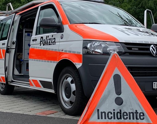 Ticino, incidente in autostrada: camionista italiano tampona e distrugge l'auto della polizia cantonale