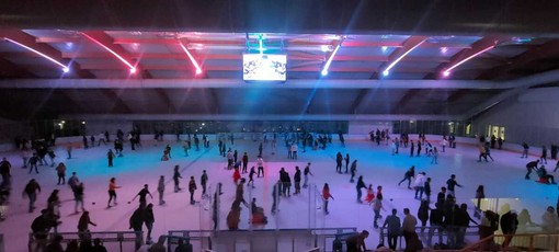 Varese si regala le feste sul ghiaccio: ecco gli orari straordinari del pattinaggio libero all'Acinque Ice Arena