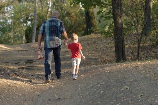 «Cammino con il mio papà». L'orgoglio dei piccoli a Sant'Edoardo