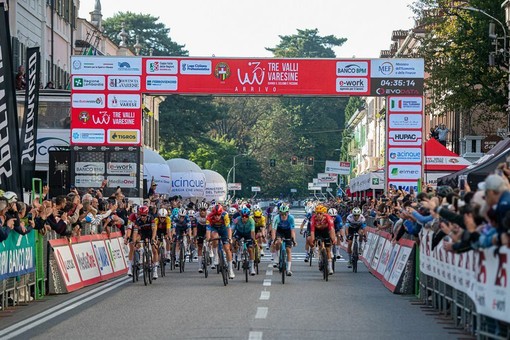 La folla all'arrivo in via Sacco per il passaggio dei corridori La folla all'arrivo in via Sacco per il passaggio dei corridori