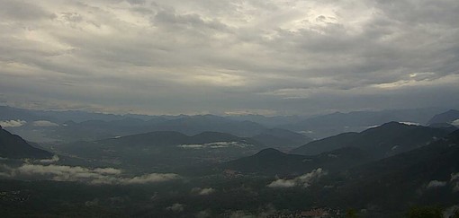 Le nuvole incombenti su Varese e provincia nel panorama ripreso questa mattina dall'Osservatorio del Campo dei Fiori (foto tratta dalla pagina Facebook della Società Astronomica G.V. Schiapparelli)