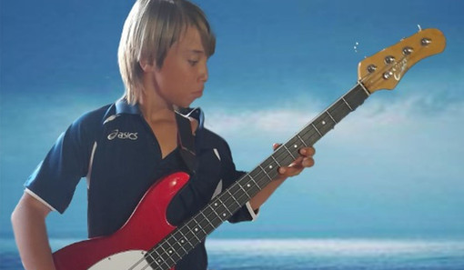 Paolo, suicida a nemmeno 15 anni, nella foto mentre suonava il basso con cui la famiglia lo ha ricordato Paolo, suicida a nemmeno 15 anni, nella foto mentre suonava il basso con cui la famiglia lo ha ricordato