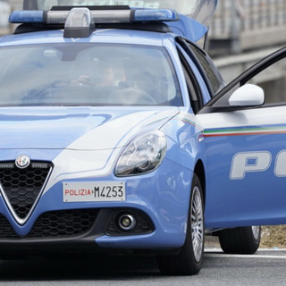 Varese, ruba al supermercato e fugge tra le auto: preso dalla polizia