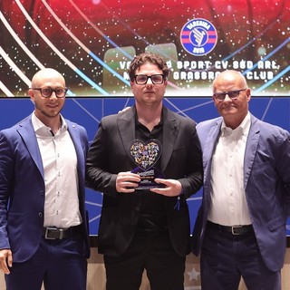 Max Di Caro, al centro, e Andrea Millefanti, a sinistra, ricevono il premio di miglior Grassroots Club d’Italia da parte del coordinatore regionale SGS Mauro Spoldi Max Di Caro, al centro, e Andrea Millefanti, a sinistra, ricevono il premio di miglior Grassroots Club d’Italia da parte del coordinatore regionale SGS Mauro Spoldi