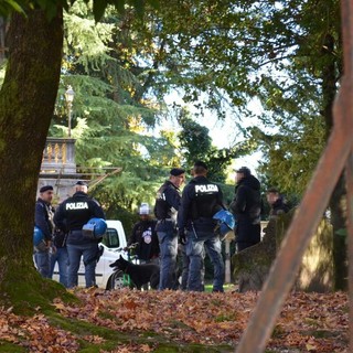 L'operazione delle forze dell'ordine a Villa Augusta e, sotto nella seconda foto in gallery, in piazza Repubblica