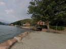 La spiaggia di Porto Ceresio in cui domenica si è scatenata una rissa tra giovani La spiaggia di Porto Ceresio in cui domenica si è scatenata una rissa tra giovani