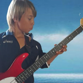 Paolo, suicida a nemmeno 15 anni, nella foto mentre suonava il basso con cui la famiglia lo ha ricordato Paolo, suicida a nemmeno 15 anni, nella foto mentre suonava il basso con cui la famiglia lo ha ricordato