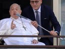 Papa Francesco mentre si affaccia dal Gemelli dopo il lungo ricovero iniziato il 14 febbraio Papa Francesco mentre si affaccia dal Gemelli dopo il lungo ricovero iniziato il 14 febbraio