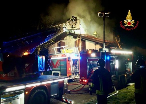 FOTO. Notte di fuoco nel Varesotto: abitazione in fiamme a Casale Litta