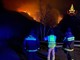 FOTO. Un'altra notte di fuoco a Indemini: il vento spinge le fiamme verso i boschi del Varesotto