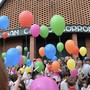 I palloncini prendono il volo davanti alla chiesa di San Carlo a Varese in direzione Venezia. Sotto in gallery alcuni dei disegni atterrati in Laguna dopo il lungo volo iniziato nei cieli della Città Giardino