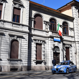 Diciassettenne aggredisce e tenta di rapinare un ragazzo: arrestato dalla polizia
