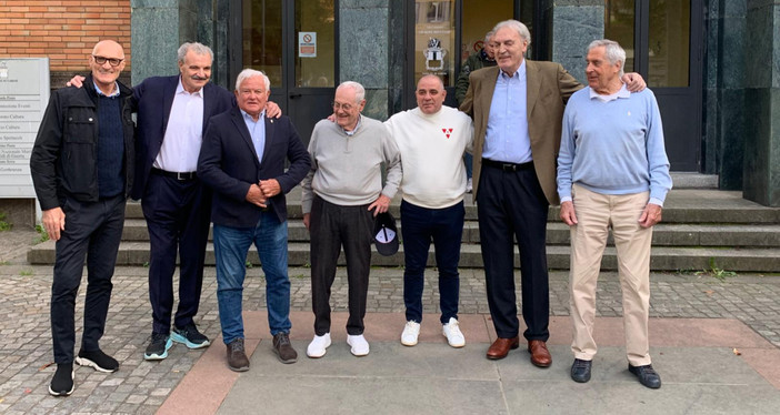 Riva, Sacchetti, Caglieris, Bulgheroni, Ferraiuolo, Meneghin e Zanatta ieri sera a Varese per il Premio Nico Messina consegnato al grande Meo