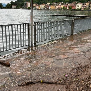 L'acqua del lago ha raggiunto piazzale Luraschi, a Porto Ceresio
