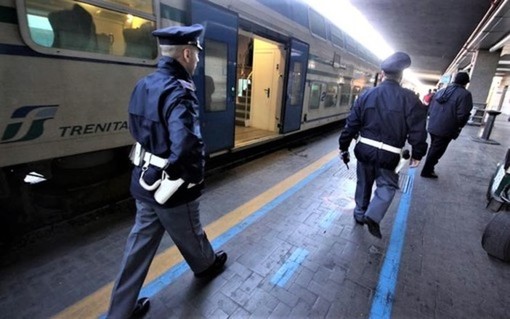 Ricercato per furto e associazione a delinquere catturato dalla polizia sul treno Luino-Gallarate