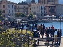 Visitatori a Porto Ceresio sulla passerella sul lungolago
