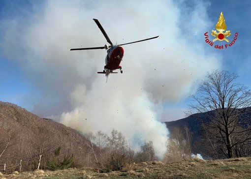FOTO. Incendio in Val Cannobina, l'elicottero dei vigili del fuoco di Malpensa salva tre persone e un cane