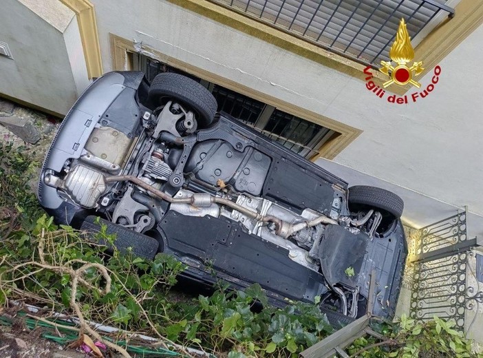 Incredibile incidente nel Verbano: auto cade da una piazzola incastrandosi contro il muro di una casa