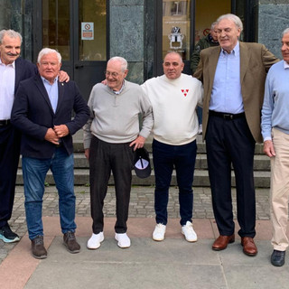 Riva, Sacchetti, Caglieris, Bulgheroni, Ferraiuolo, Meneghin e Zanatta ieri sera a Varese per il Premio Nico Messina consegnato al grande Meo