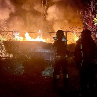 FOTO. Tradate, barca divorata dalle fiamme... nel bosco: incendio spento dai vigili del fuoco