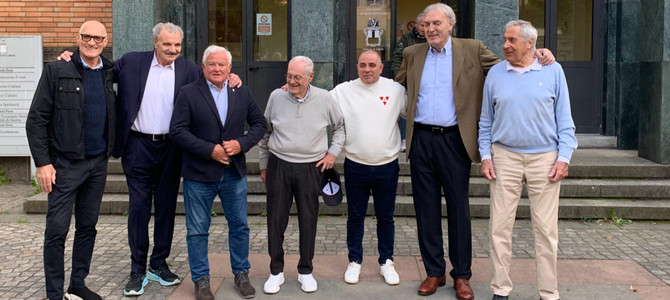 Riva, Sacchetti, Caglieris, Bulgheroni, Ferraiuolo, Meneghin e Zanatta ieri sera a Varese per il Premio Nico Messina consegnato al grande Meo