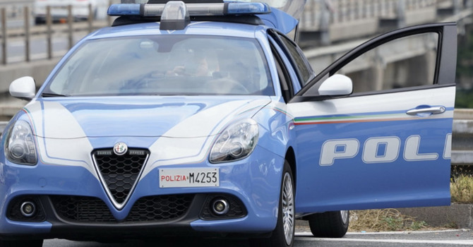 Varese, ruba al supermercato e fugge tra le auto: preso dalla polizia