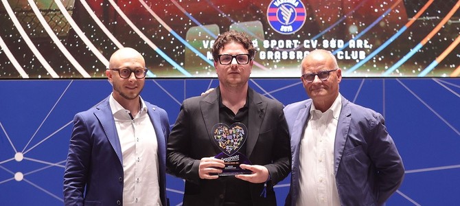 Max Di Caro, al centro, e Andrea Millefanti, a sinistra, ricevono il premio di miglior Grassroots Club d’Italia da parte del coordinatore regionale SGS Mauro Spoldi Max Di Caro, al centro, e Andrea Millefanti, a sinistra, ricevono il premio di miglior Grassroots Club d’Italia da parte del coordinatore regionale SGS Mauro Spoldi