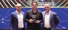 Max Di Caro, al centro, e Andrea Millefanti, a sinistra, ricevono il premio di miglior Grassroots Club d’Italia da parte del coordinatore regionale SGS Mauro Spoldi