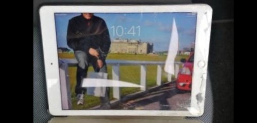 La foto del tablet perso da un uomo sullo scooter a Casciago che è circolata sui social e ha poi permesso all'uomo di ritrovare l'oggetto smarrito grazie al bel gesto di una varesina che l'aveva ritrovato