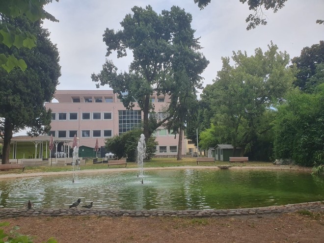 Il parco di via Foscolo, teatro del primo episodio segnalato il giorno di Natale, quando un uomo ha seguito madre e figlia durante una passeggiata con i cani