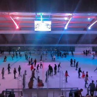 Varese si regala le feste sul ghiaccio: ecco gli orari straordinari del pattinaggio libero all'Acinque Ice Arena