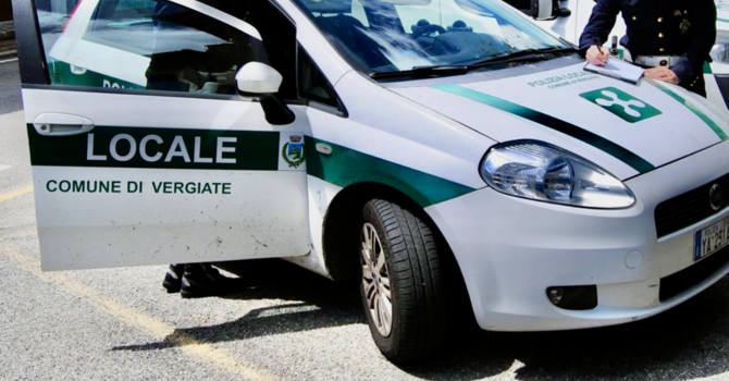 Un'auto della polizia locale di Vergiate (foto d'archivio) Un'auto della polizia locale di Vergiate (foto d'archivio)