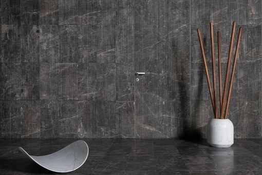 Abbinare porte filo muro e pavimento continuo: consigli di progetto per un effetto seamless
