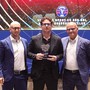 Max Di Caro, al centro, e Andrea Millefanti, a sinistra, ricevono il premio di miglior Grassroots Club d’Italia da parte del coordinatore regionale SGS Mauro Spoldi Max Di Caro, al centro, e Andrea Millefanti, a sinistra, ricevono il premio di miglior Grassroots Club d’Italia da parte del coordinatore regionale SGS Mauro Spoldi