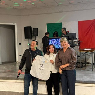 L’ideatore e fondatore dell’associazione Passaparola Devis Martinello, la past president del Rotary Club Ticino Olimpia Mariotti con la nuova pettorina per i volontari dell’associazione Passaparola e l’attuale presidente Luana Cattaneo