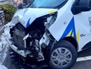 L'immagine impressionante dei danni riportati dal pullmino dello Sci Club Formazza dopo lo scontro con il cervo