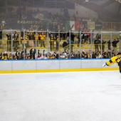 Pippo Matonti si tuffa verso curva e popolo giallonero a fine partita (Foto Galbiati)