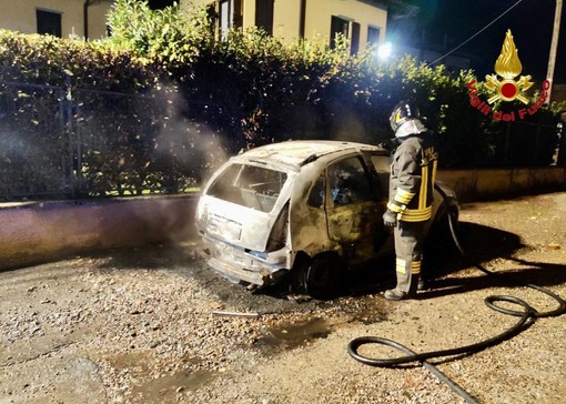 FOTO. Incendio a Malnate, auto divorata dalle fiamme