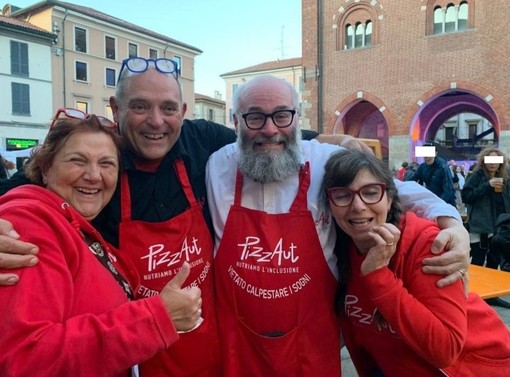 Enrico Celeghin (la seconda persona da sinistra nella foto d'archivio) è scomparso improvvisamente, Nico Acampora  (al suo fianco)  racconta cosa sta accadendo a PizzAut
