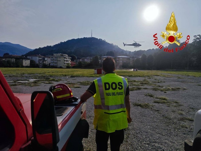 Continua a bruciare ma è sotto controllo l'incendio di Como. Ancora odore di fumo in alcune zone del Varesotto