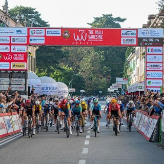 La folla all'arrivo in via Sacco per il passaggio dei corridori