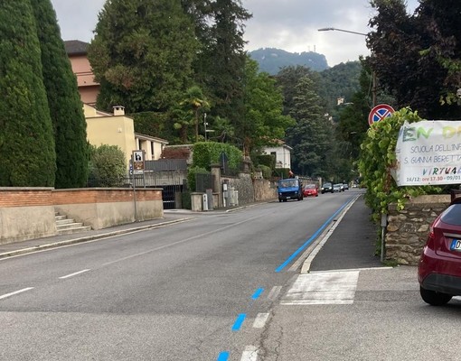 Eolo tinge Varese di blu. Comparsa nella notte una striscia a bordo delle strade e il web ironizza Eolo tinge Varese di blu. Comparsa nella notte una striscia a bordo delle strade e il web ironizza