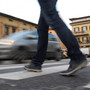 Nuovo Codice della strada, stretta sui pedoni: multa da 75 euro per chi attraversa guardando lo smartphone Nuovo Codice della strada, stretta sui pedoni: multa da 75 euro per chi attraversa guardando lo smartphone