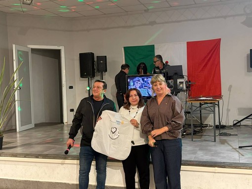 L’ideatore e fondatore dell’associazione Passaparola Devis Martinello, la past president del Rotary Club Ticino Olimpia Mariotti con la nuova pettorina per i volontari dell’associazione Passaparola e l’attuale presidente Luana Cattaneo L’ideatore e fondatore dell’associazione Passaparola Devis Martinello, la past president del Rotary Club Ticino Olimpia Mariotti con la nuova pettorina per i volontari dell’associazione Passaparola e l’attuale presidente Luana Cattaneo