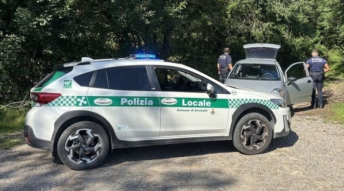 Una pattuglia della polizia locale di Arcisate (foto d'archivio) Una pattuglia della polizia locale di Arcisate (foto d'archivio)