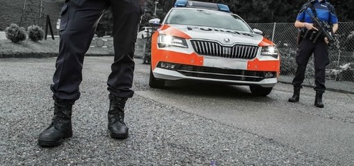 Rubano le pistole alla polizia cantonale e sparano: nei guai un tredicenne e un quindicenne