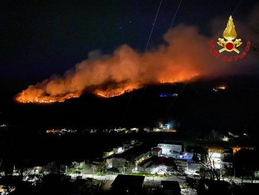 L'impressionante fronte dell'incendio in corso a Montegrino Valtravaglia