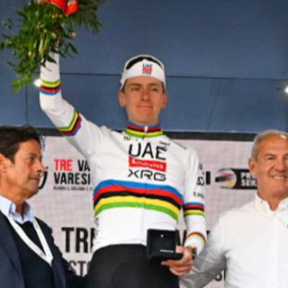 Tadej Pogacar sul podio; alla sua sinistra Renzo Oldani