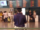 Controlli a Malpensa sui senza dimora: la polizia notifica 38 ordini di allontanamento, trovati anche quattro clandestini